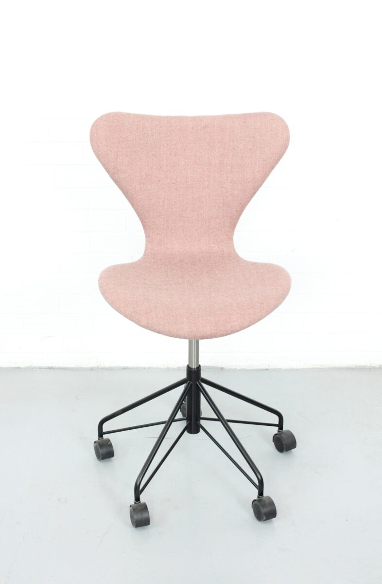 Fritz Hansen Series 7 Rose Colored Office Chair - Used