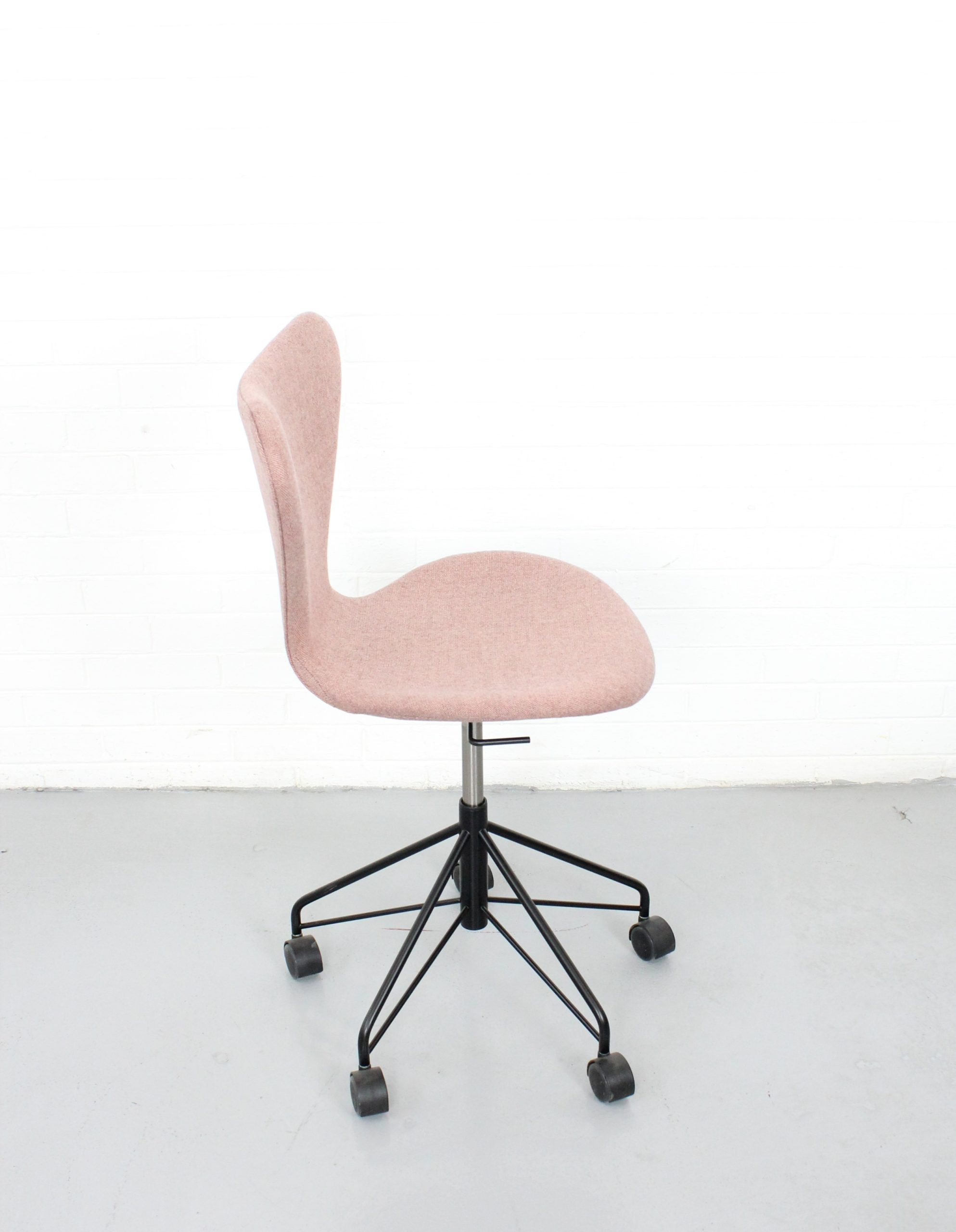 Fritz Hansen Series 7 Rose Colored Office Chair - Used - Image 2
