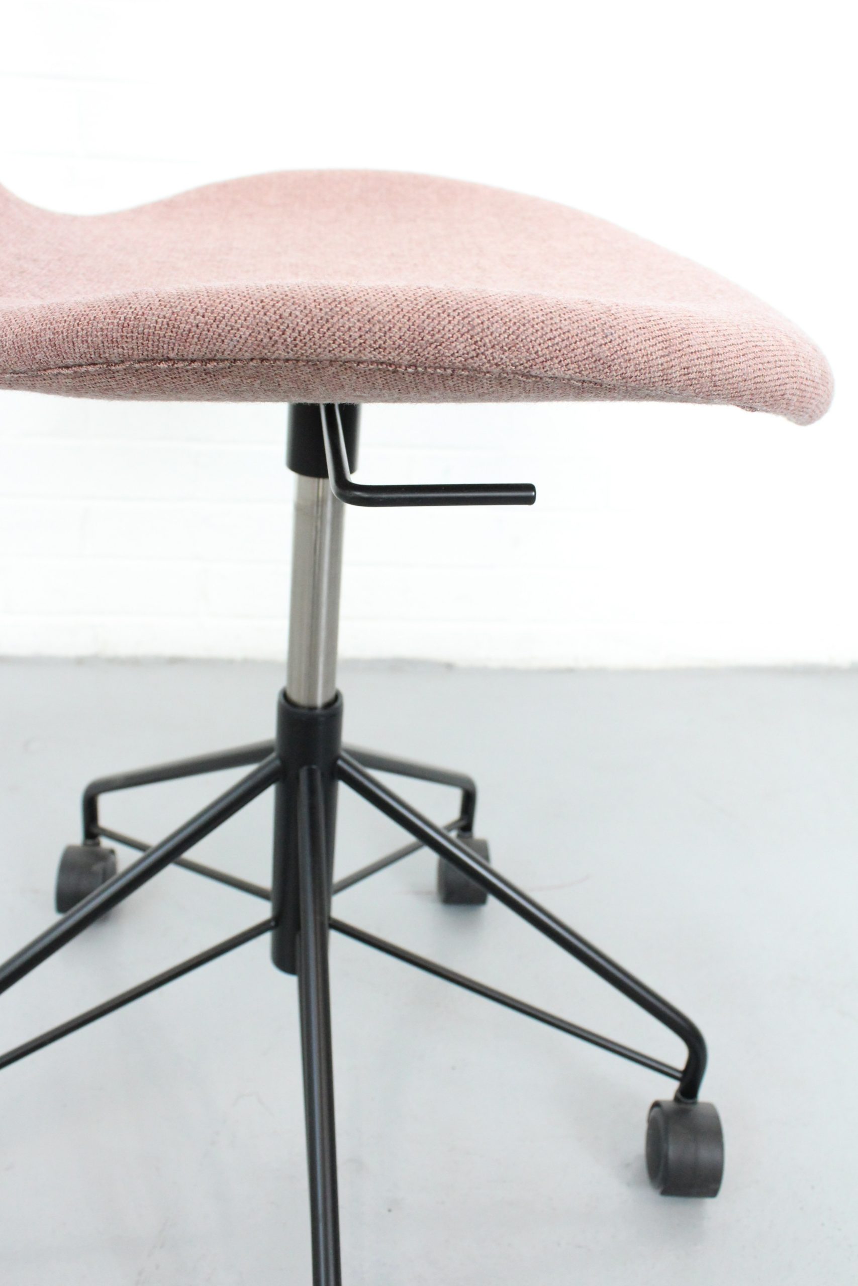 Fritz Hansen Series 7 Rose Colored Office Chair - Used - Image 6