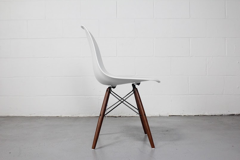 White Mid-Century Modern Plastic Shell Accent Chair - Used - Image 5