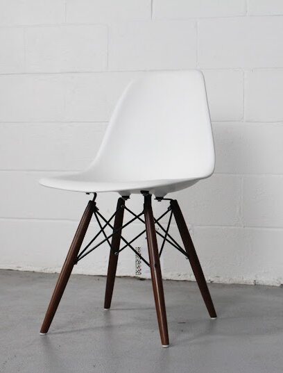 White Mid-Century Modern Plastic Shell Accent Chair - Used