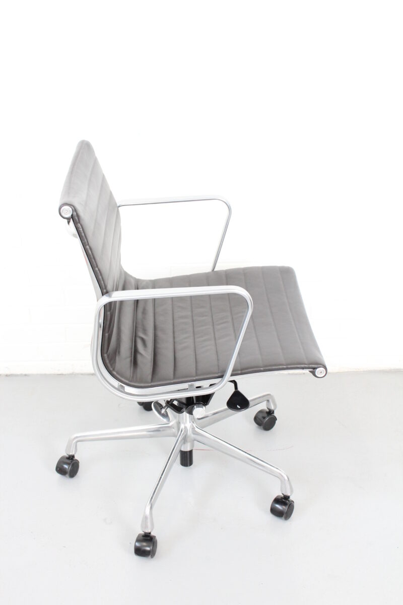 Herman Miller Eames Aluminum Group Management Chair - Used - Image 3