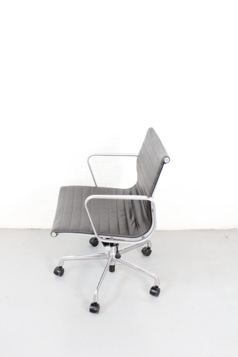 Herman Miller Eames Aluminum Group Management Chair - Used - Image 5