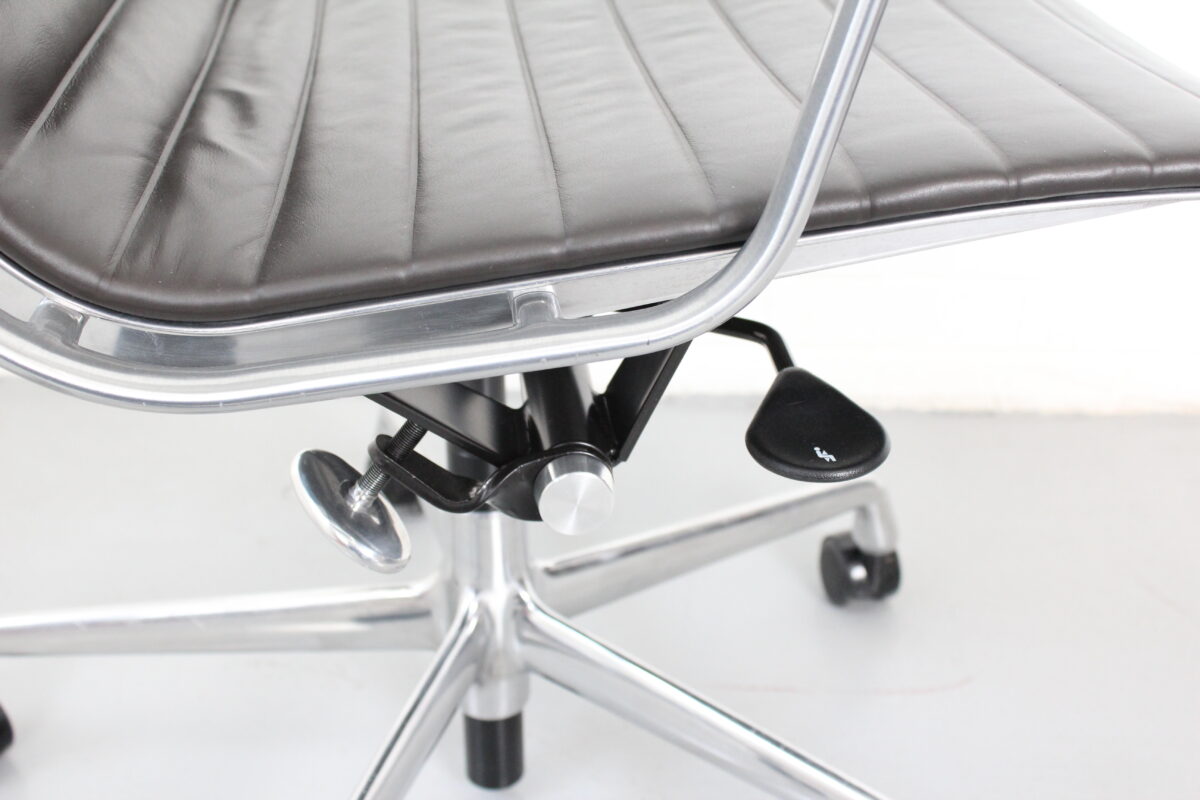 Herman Miller Eames Aluminum Group Management Chair - Used - Image 7