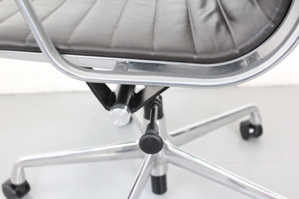 Herman Miller Eames Aluminum Group Management Chair - Used - Image 8